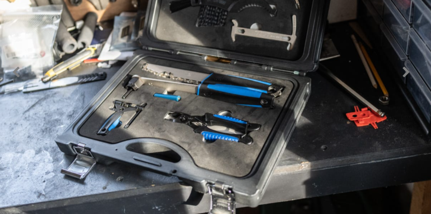 Wat zijn essentiële tools voor een basis fietsreparatieset?